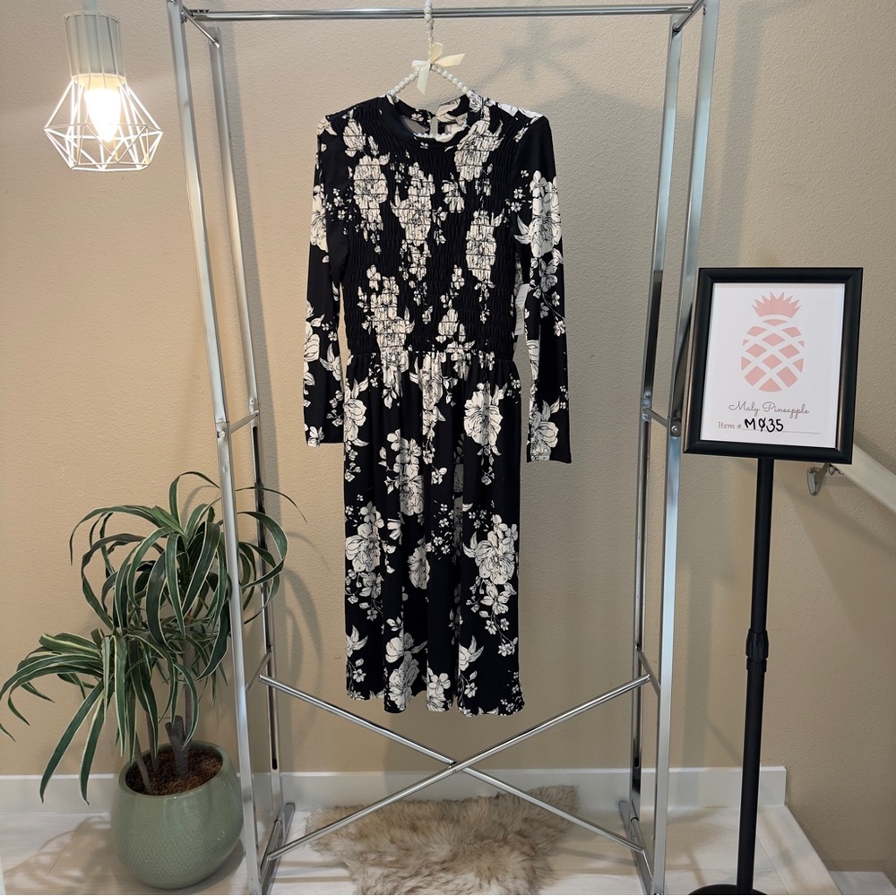 NWT Velvet Torch smocked front/back long sleeve stretchy floral black/white midi